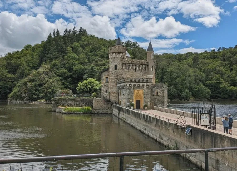 Château sur l'eau, bassin roannais